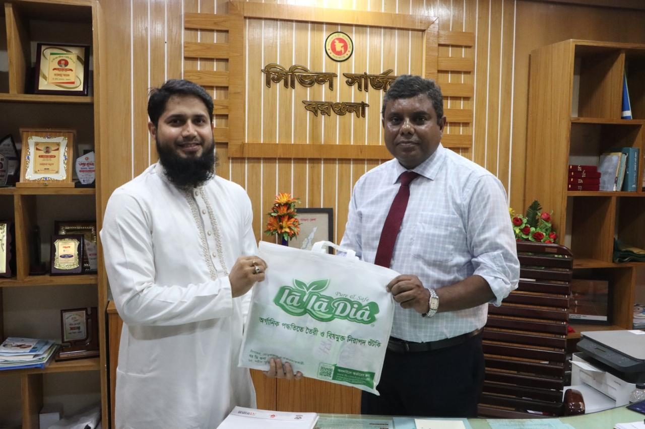 সিভিল সার্জন কার্যালয়, বরগুনায় লা লা দিয়ার শুঁটকির প্যাকেট উপস্থাপন